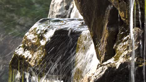 Salpicadura-De-Agua-De-La-Cascada-De-La-Isla-De-Nami-En-Primer-Plano-De-Las-Rocas