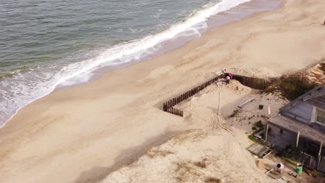 trabajadores de la construcción en el trabajo en casa frente al mar en la playa de jose ignacio, uruguay