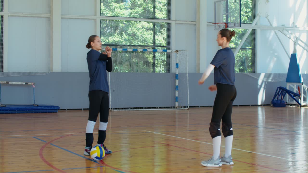 Giocatori di pallavolo in una palestra