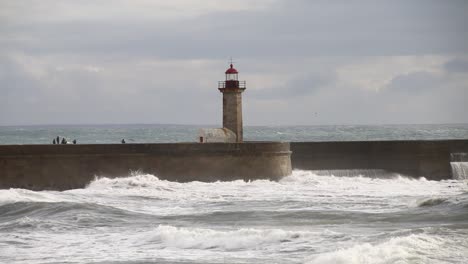 Wellen-Zerquetschen-Den-Leuchtturm-In-Porto-An-Einem-Bewölkten-Und-Windigen-Abend