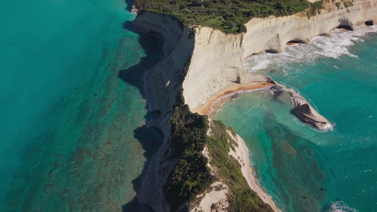 Vista aerea con drone delle spettacolari scogliere di argilla bianca a Capo Drastis.