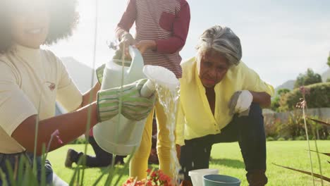 Video-Einer-Glücklichen-Afroamerikanischen-Familie,-Die-Gemeinsam-Im-Garten-Pflanzt-Und-Zeit-Verbringt