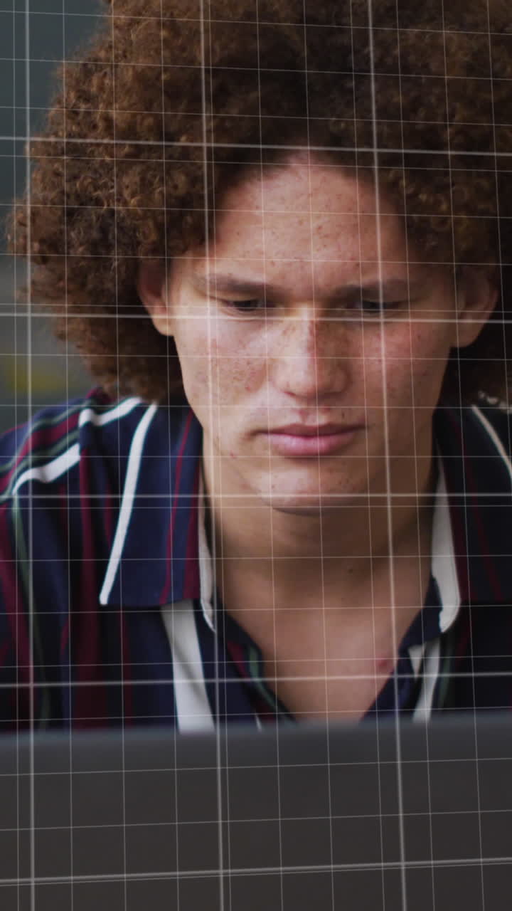 animación del procesamiento de datos sobre un hombre de negocios caucásico que usa una computadora portátil