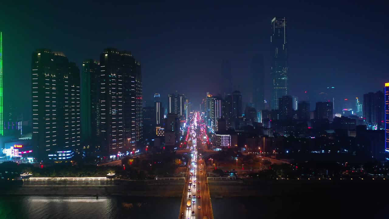 hora nocturna iluminada ciudad de changsha centro del río tráfico puente calle carretera panorama aéreo 4k china