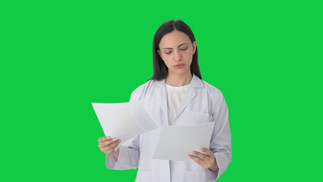 científica india leyendo informes en pantalla verde
