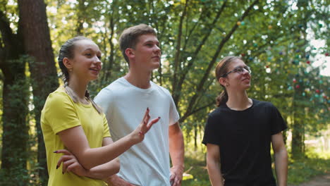 menschen im abenteuerlager