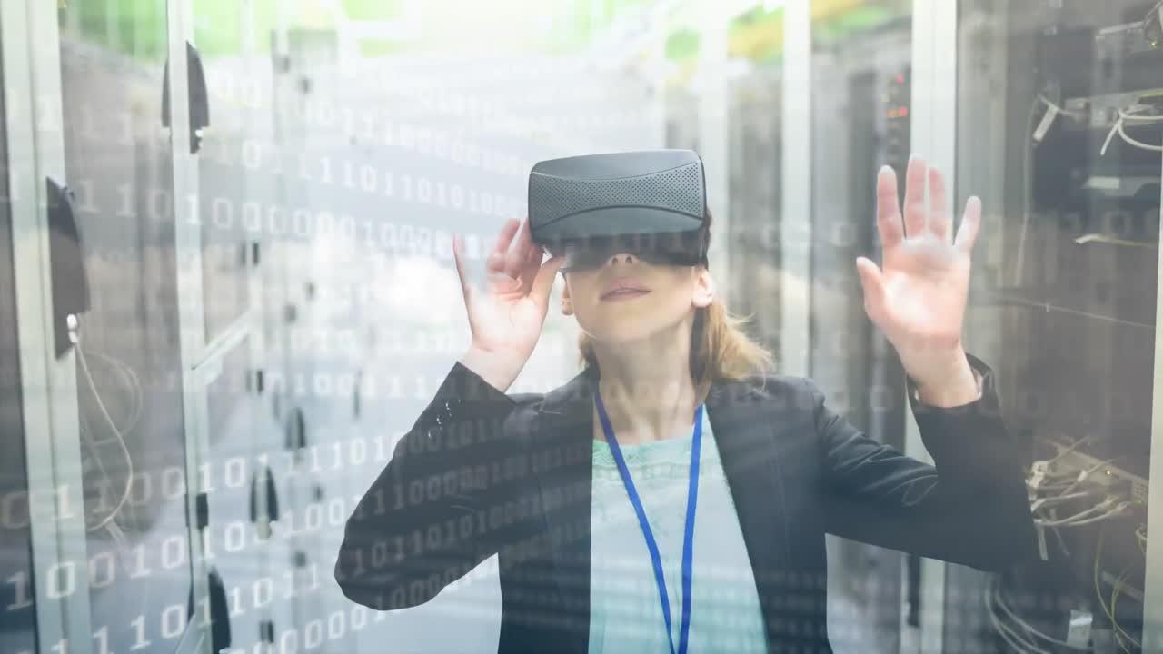 mujer usando vr con código binario