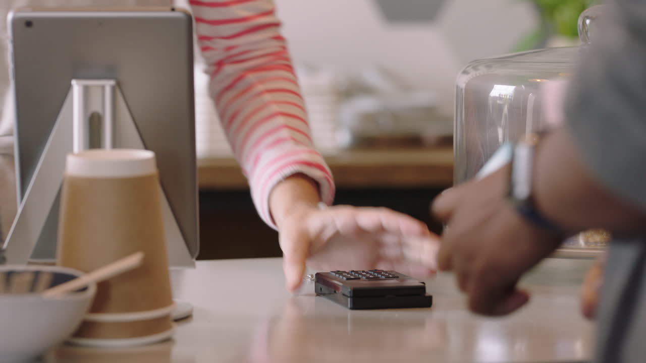 mãos fechadas caixa mulher servindo cliente usando cartão de crédito fazendo pagamento gastando dinheiro em transação sem fio comprando café apoiando pequeno negócio café