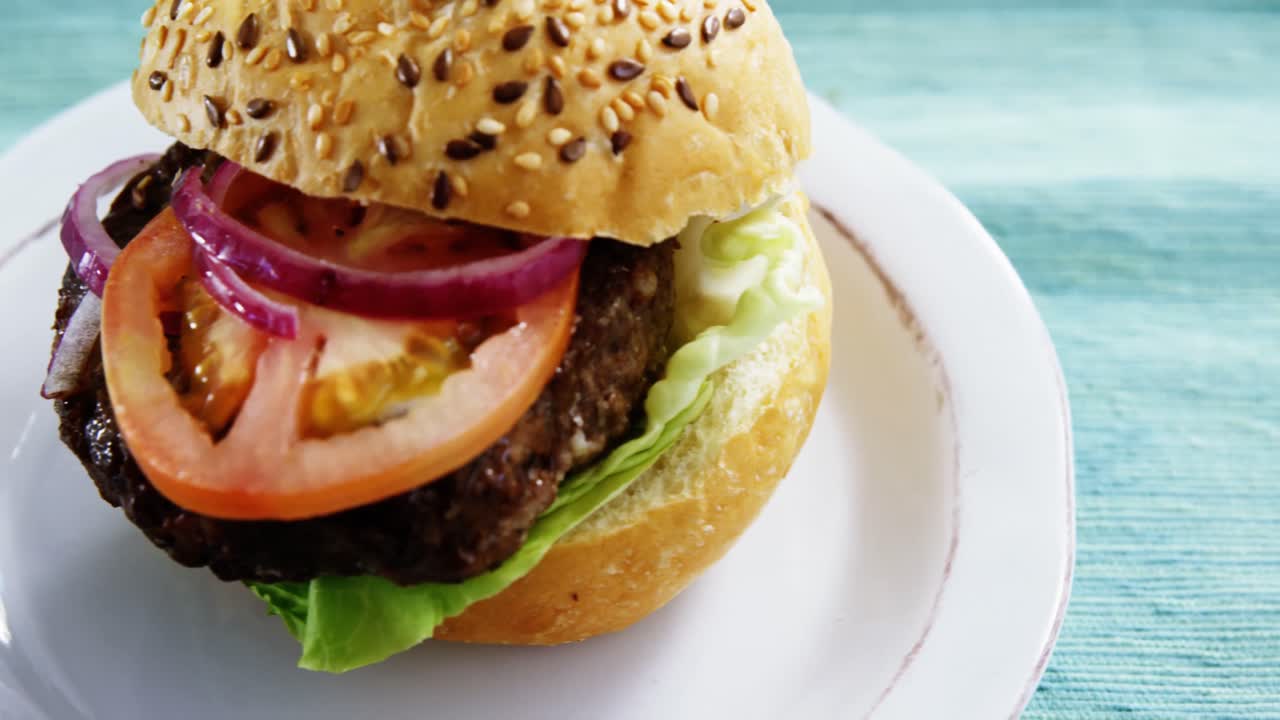 hamburguesa servida en el plato