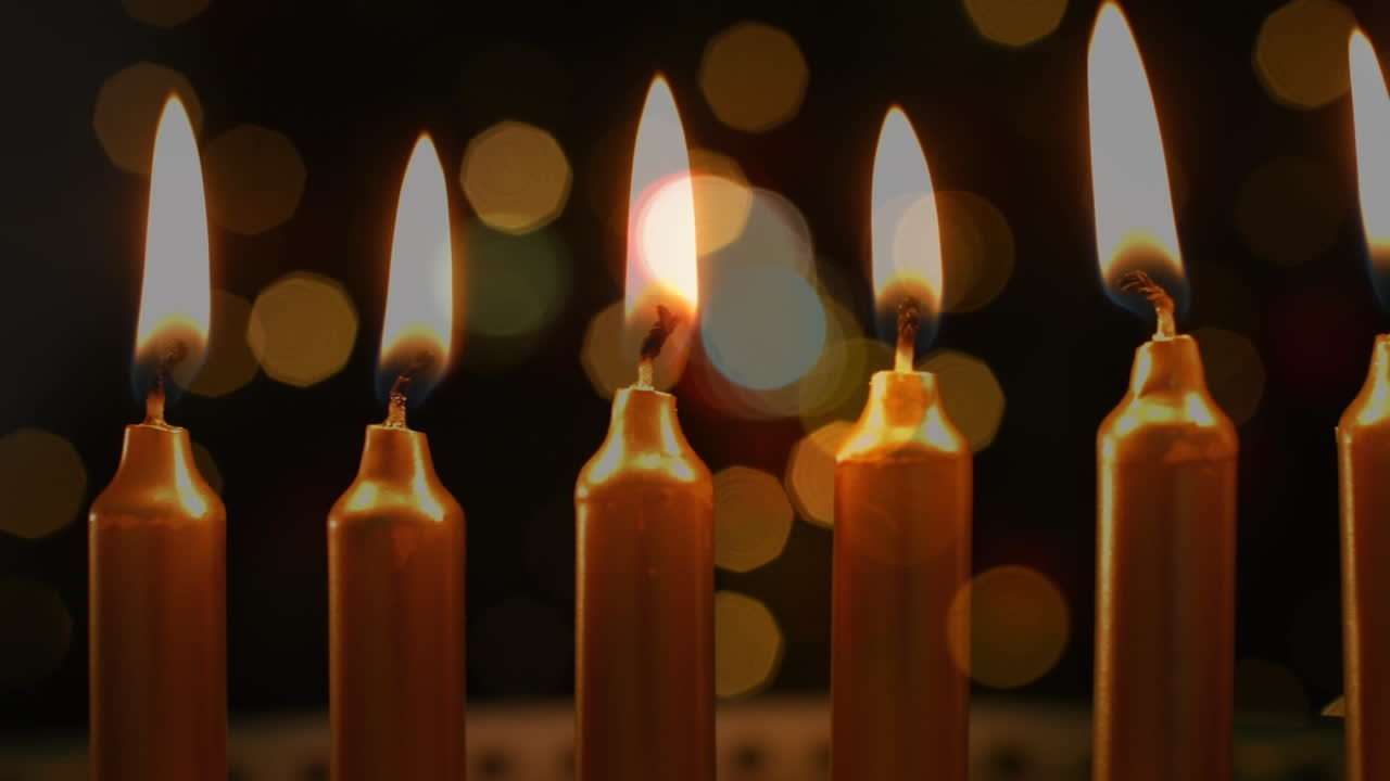 animación de velas encendidas con puntos de luz parpadeantes