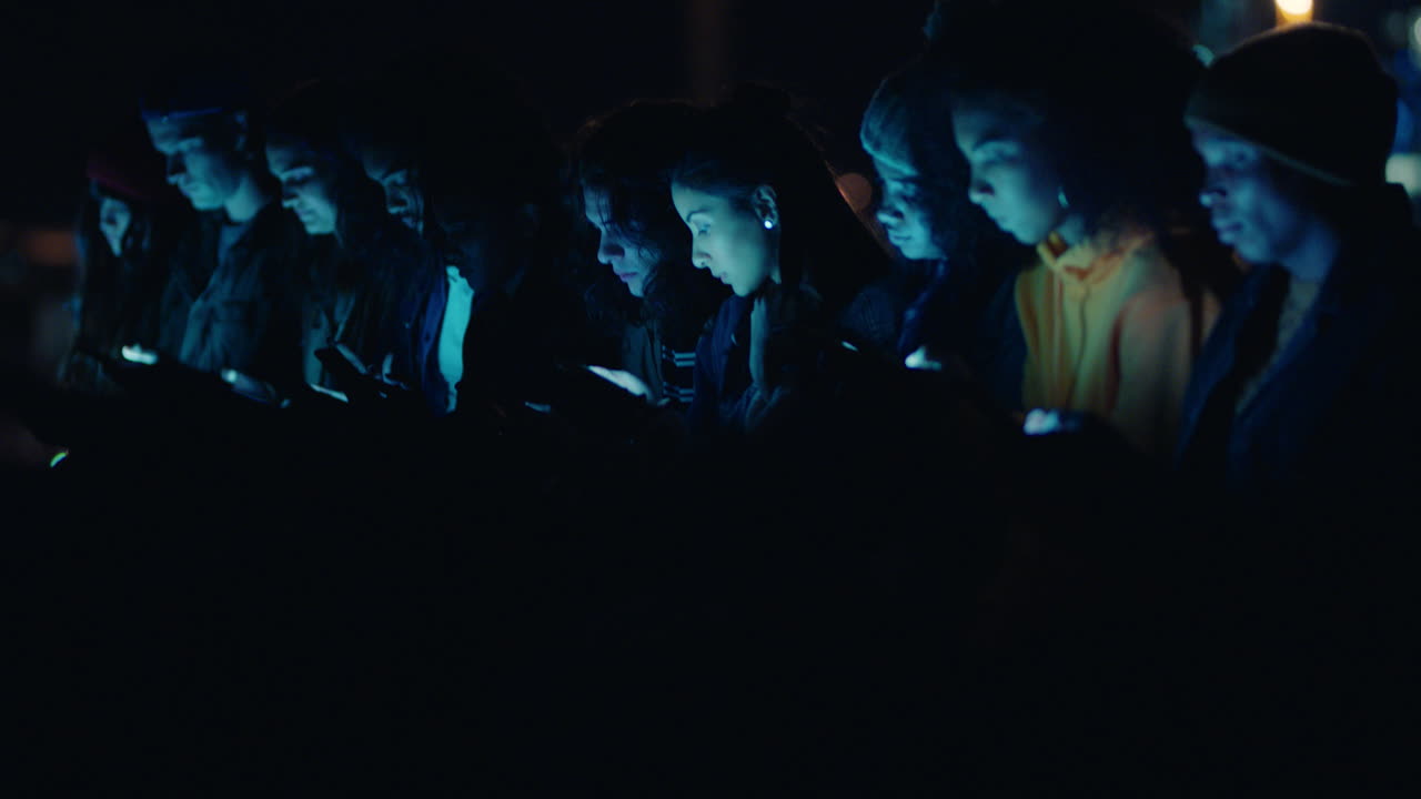 grupo de amigos que usan tecnología móvil de teléfonos inteligentes pasando el rato en la azotea por la noche disfrutando del fin de semana compartiendo mensajes de redes sociales concepto de adicción