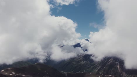 paisaje nublado de montaña