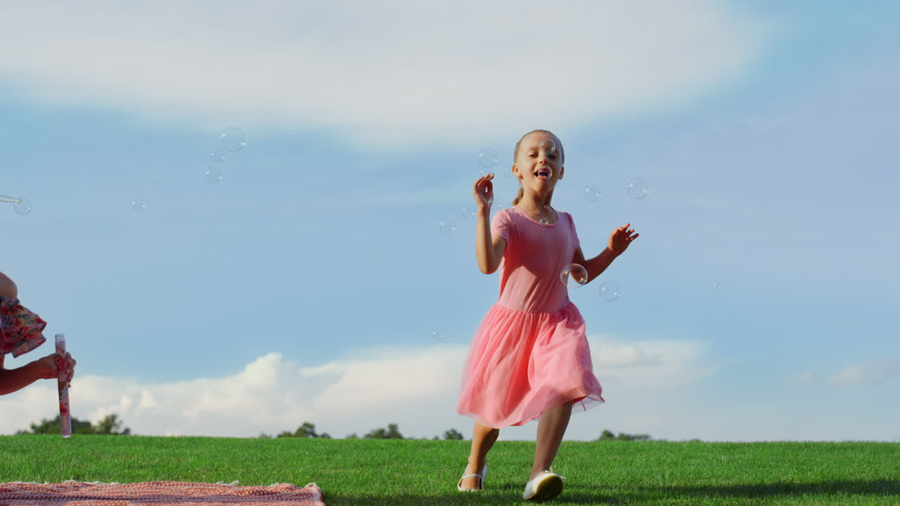 madre relajándose con su hija en el parque de la ciudad. familia alegre relajándose al aire libre.