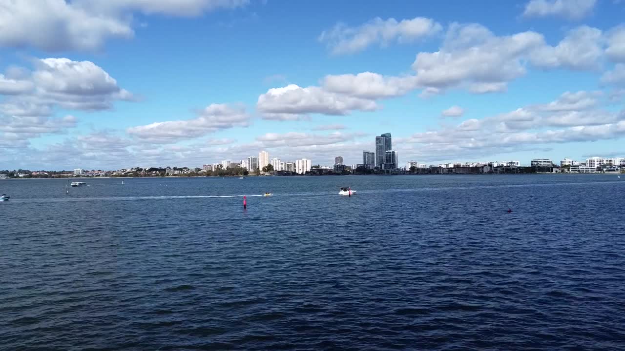 에어리얼 드론이 스완 리버, 퍼스 위로 올라가고 있습니다. 퍼스의 남쪽을 향해 보세요.