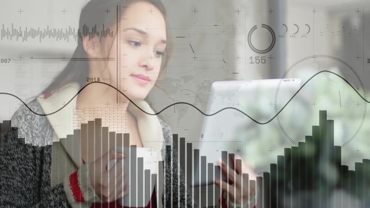La telecamera si alza, una donna sorseggia da una tazza bianca mentre scorre un tablet, visualizzando analisi sotto barre di sovrapposizione.