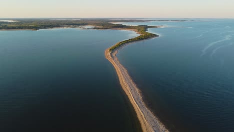 Das-Versteckte-Juwel-Der-Insel-Hiiumaa:-Drohnenperspektive-Eines-Superdünnen-Strandes-–-4K-Luftvideo