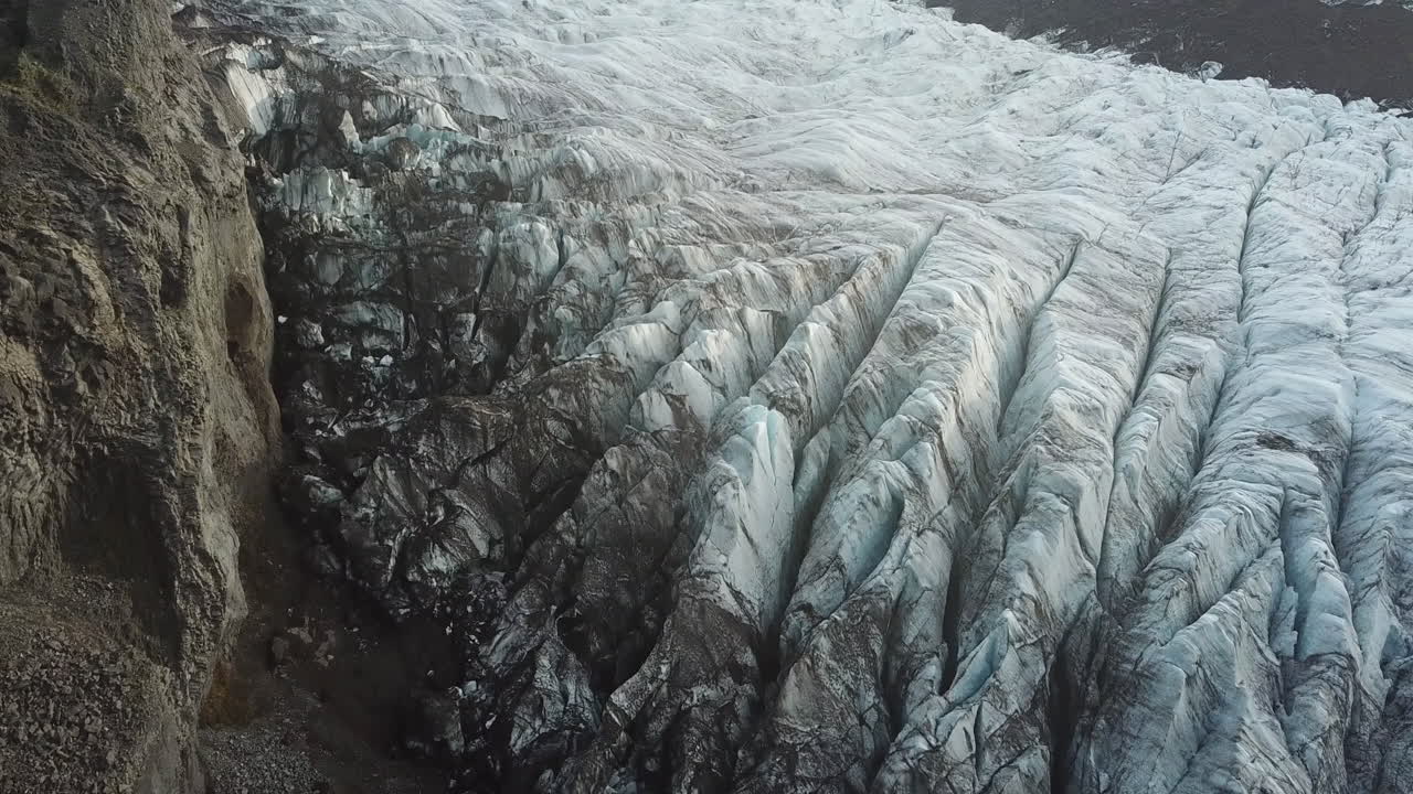 Formazioni di ghiaccio sotto colline vulcaniche negli altopiani dell'Islanda.