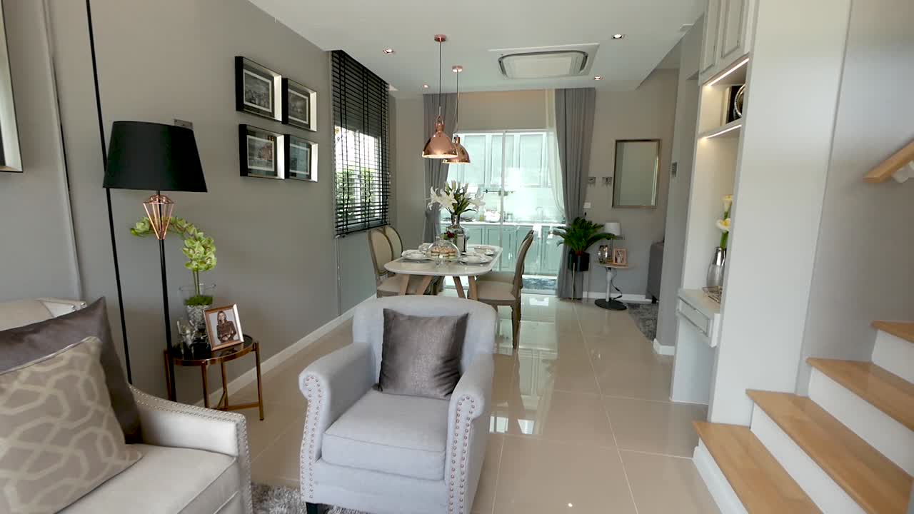 área de cocina elegante y con estilo y recorrido por la sala de estar