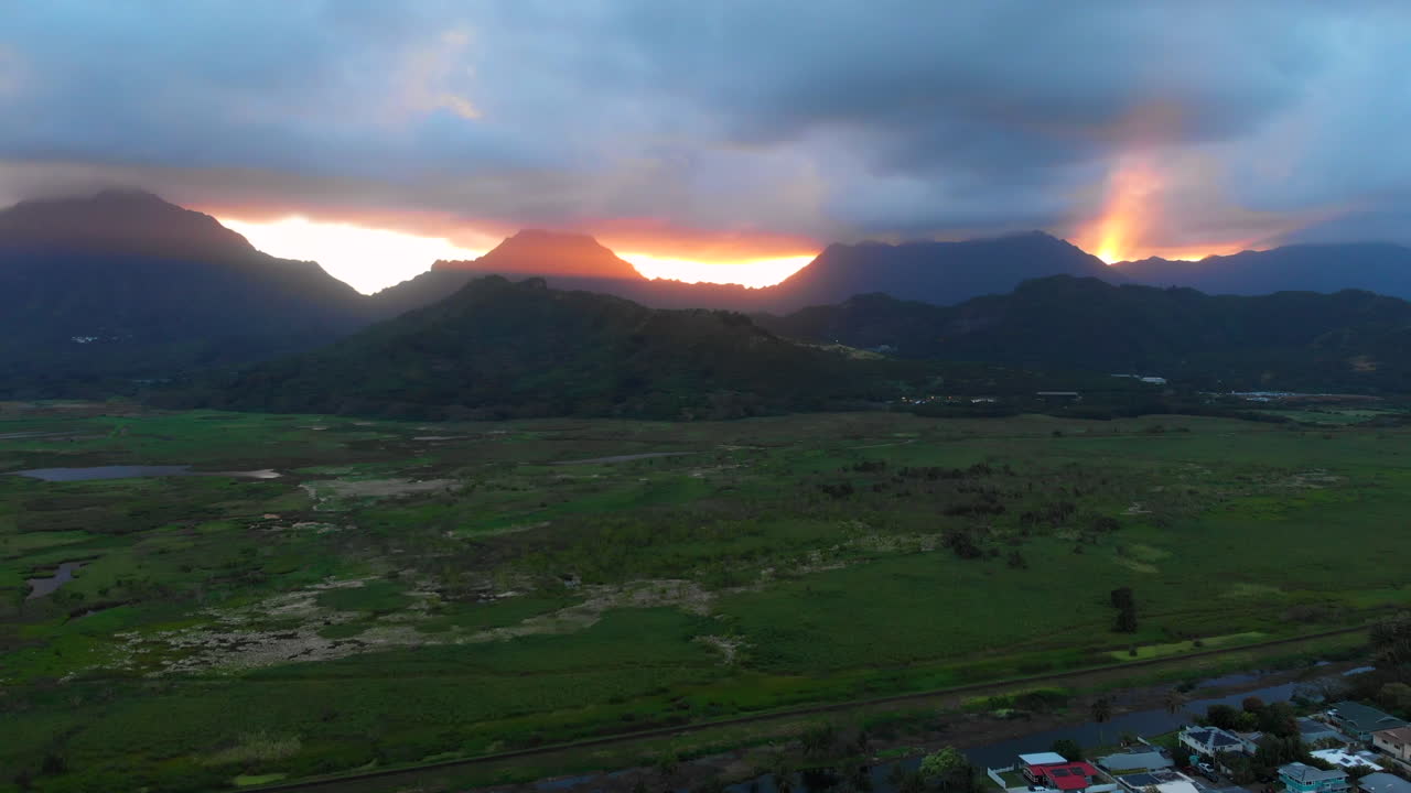 antena de la puesta de sol detrás de las montañas alrededor de kailua en hawaii