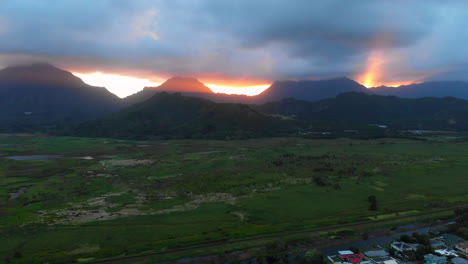 Antenne-Des-Sonnenuntergangs-Hinter-Bergen-Um-Kailua-In-Hawaii