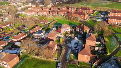 La-Vista-Invernal-Desde-Un-Dron-Captura-El-Típico-Desarrollo-De-Viviendas-Propiedad-Del-Consejo-Urbano-Del-Reino-Unido-En-Dewsbury-Moore-Council-Estate,-Con-Casas-Adosadas-De-Ladrillo-Rojo-Y-El-Yorkshire-Industrial.