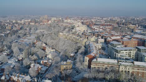 Toma-Aérea-Cinematográfica-De-Nottingham,-Inglaterra,-Con-Casas-Cubiertas-De-Nieve-Durante-Los-Meses-De-Invierno