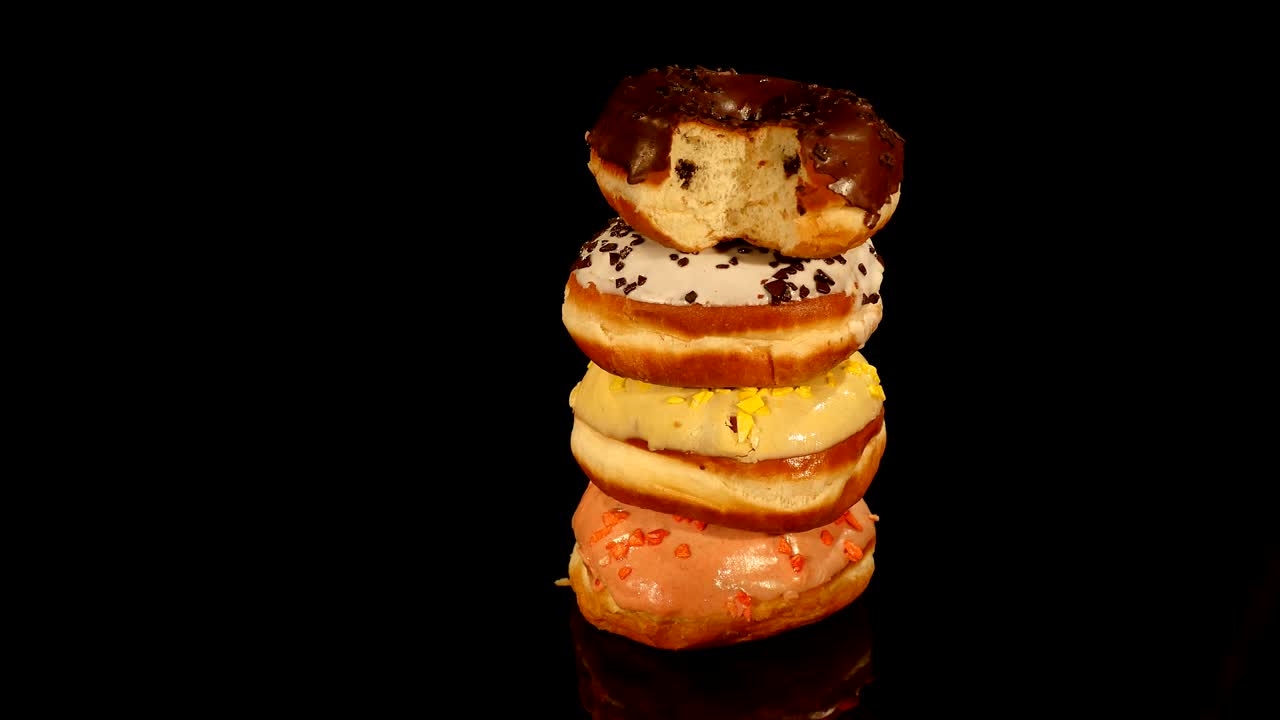 rosquillas coloridas sobre un fondo negro