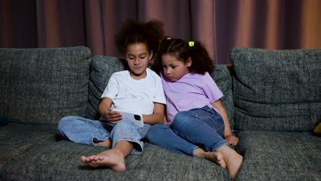 Kids-sitting-on-the-sofa-at-home
