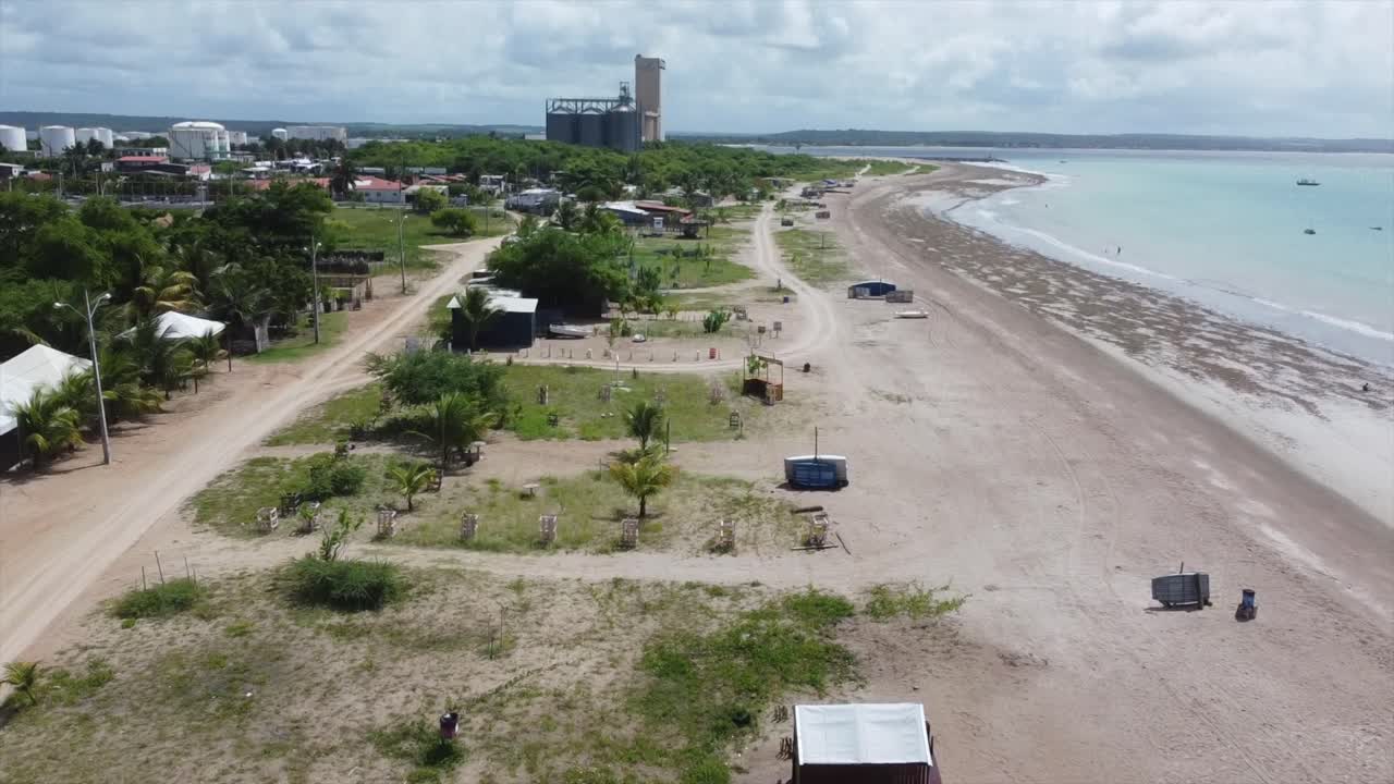 volando por la playa de la península brasileña en el desierto tropical del noreste