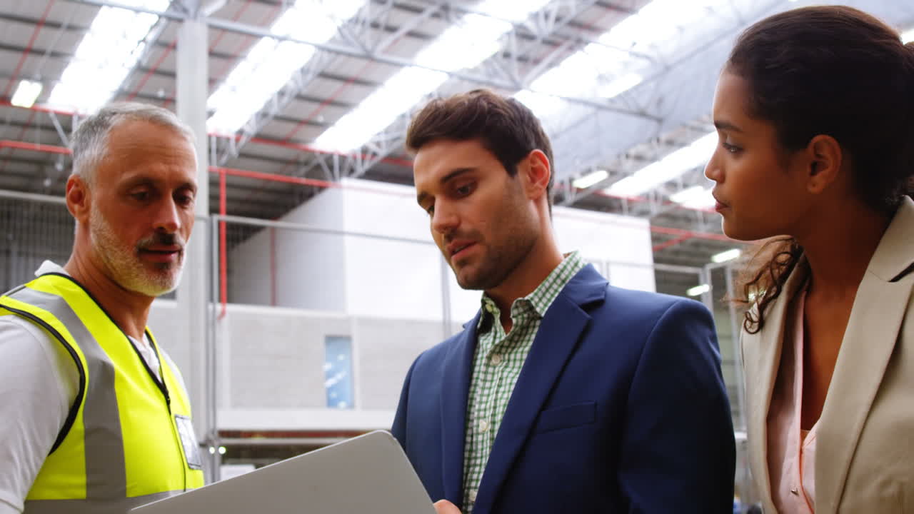 trabajadores de almacén trabajando juntos
