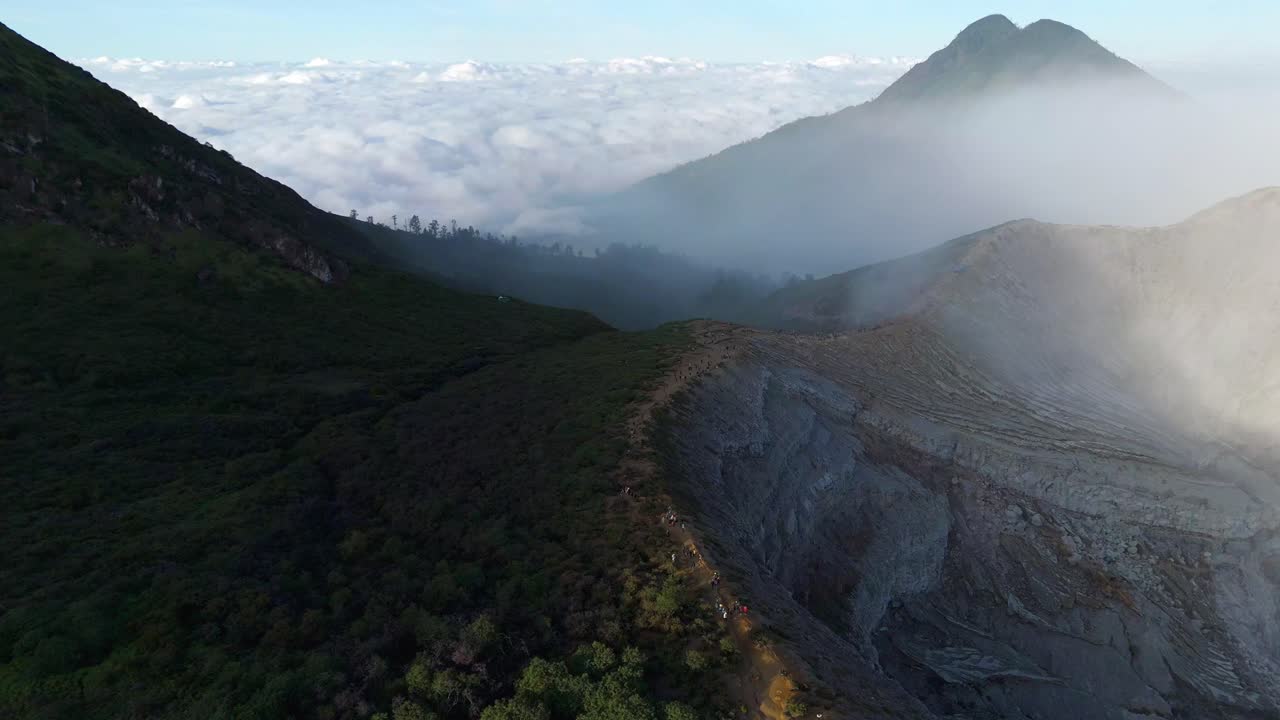 Veduta aerea del cratere del vulcano Ijen in Indonesia, serena bellezza naturale.