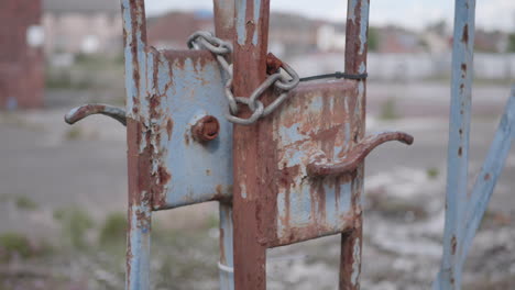 Una-Toma-Panorámica-Muy-Cercana-De-Una-Puerta-Oxidada-En-Un-Sitio-Industrial-Abandonado