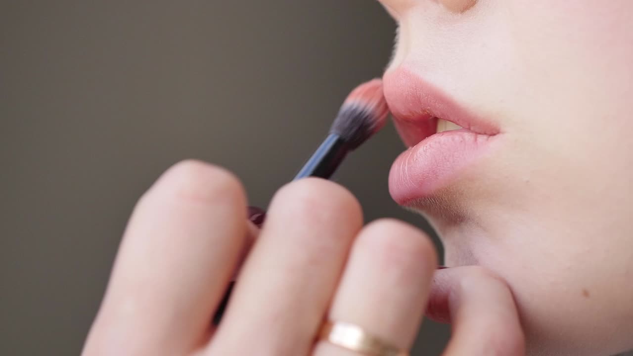 aplicación de maquillaje en los labios
