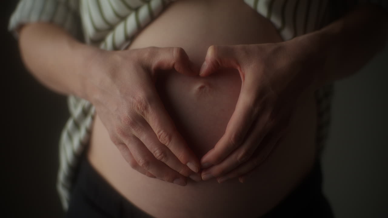 Primo piano di donna incinta che si massaggia la pancia