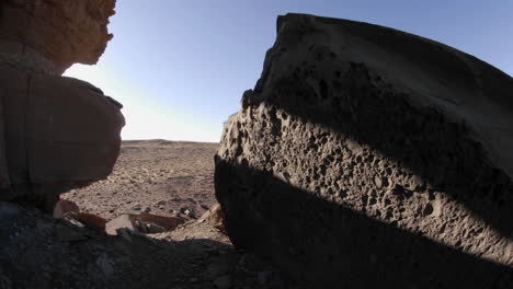 lapso de tiempo de sombras en movimiento en las rocas en el parque estatal de ruinas homolovi arizona