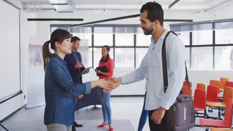 personas de negocios estrechando la mano en la sala de conferencias