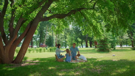 Ocio-Familiar-Sin-Preocupaciones-En-El-Parque-Soleado.-Los-Niños-Se-Divierten-Con-Sus-Padres-En-Un-Picnic.