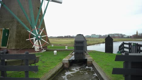 Windmühle,-Die-Wasser-Aus-Poldern-Unterhalb-Des-Meeresspiegels-In-Kanäle-Pumpt