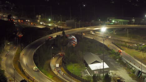 vista aérea de la carretera de la carretera en el horizonte del centro de bangkok, tailandia. distrito financiero y centros comerciales en la ciudad urbana inteligente en asia. rascacielos y edificios de gran altura por la noche