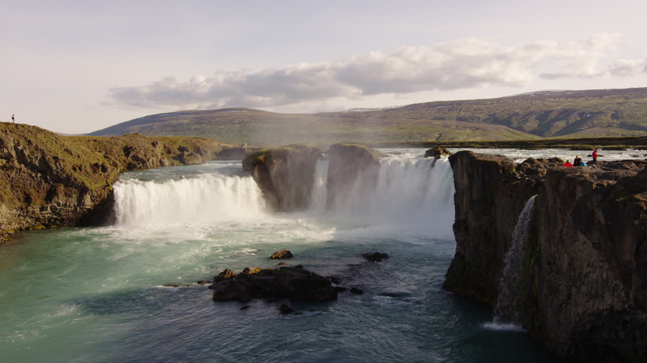 amplia toma panorámica del río skjálfandafljót y las impresionantes cascadas de godafoss en islandia