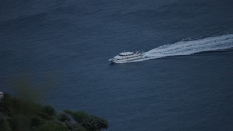 Gran-Estela-En-El-Océano-Dejada-Por-El-Ferry---ángulo-Alto