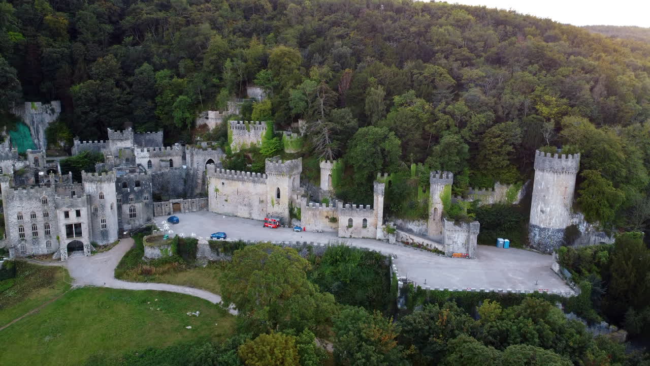 Vista aerea con drone del Castello di Gwrych nel distretto della contea di Conwy, Galles
