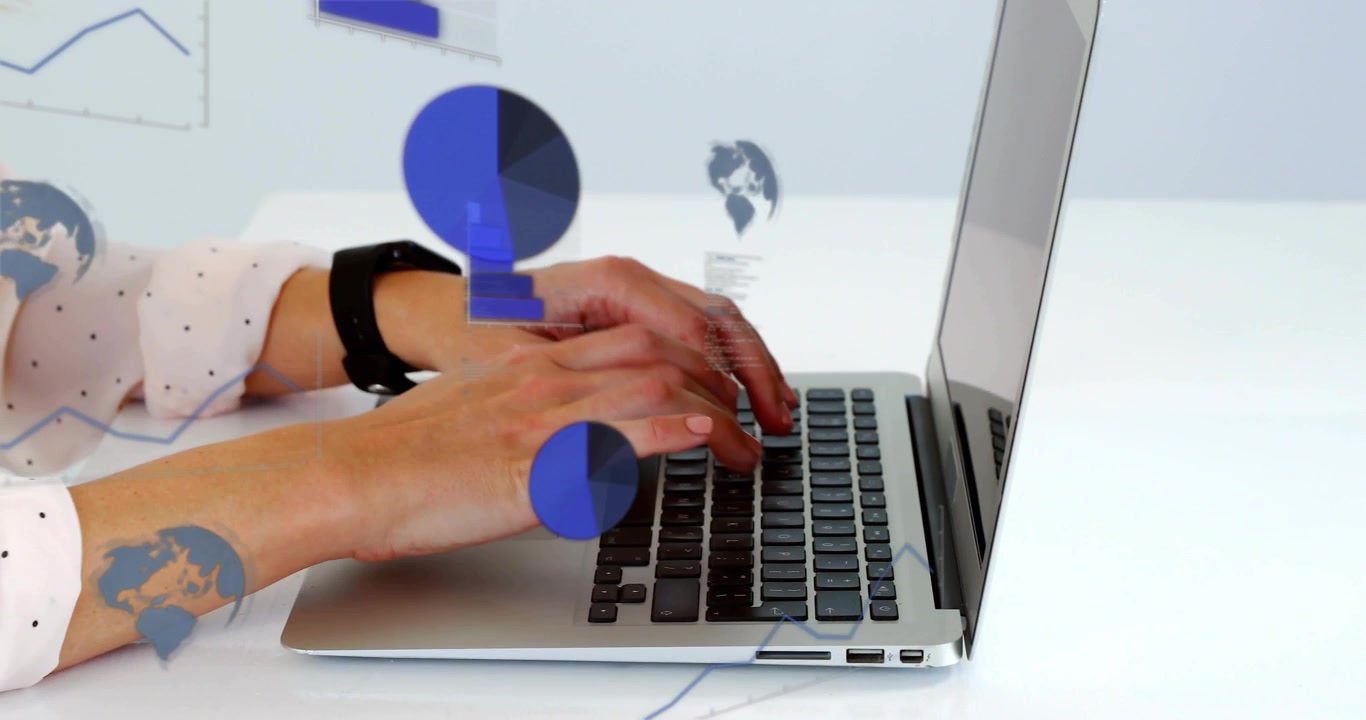 Donna che digita su un laptop e fa emergere grafici animati, un globo e frammenti di codice per l'analisi dei dati