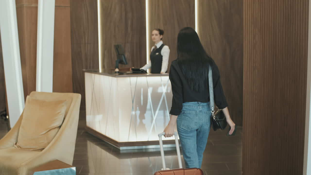 Kvinde tjekker ind på hotel