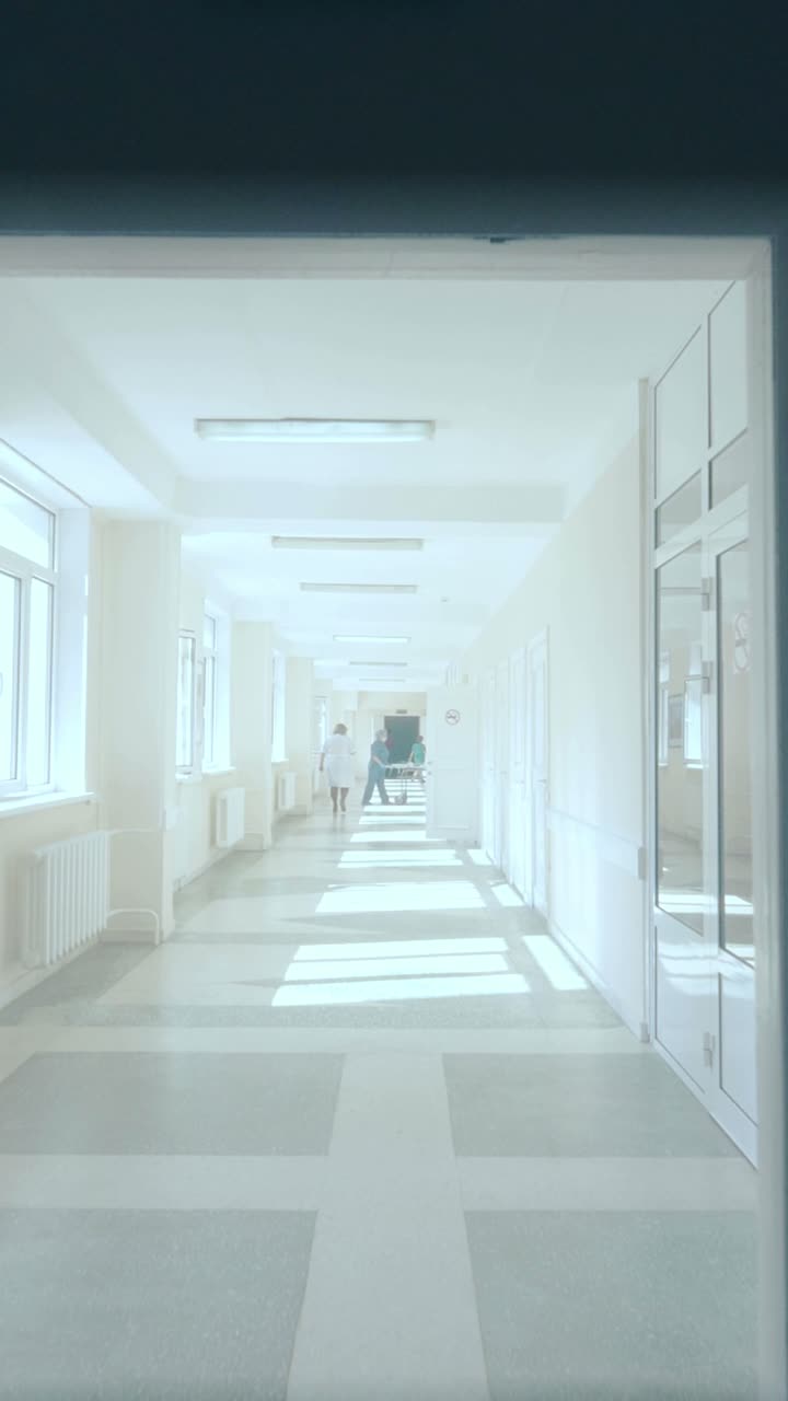 corredor del hospital con personas