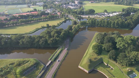 Drohne-Folgt-Autos,-Die-über-Straßen-In-Der-Nähe-Von-Flüssen-Fahren