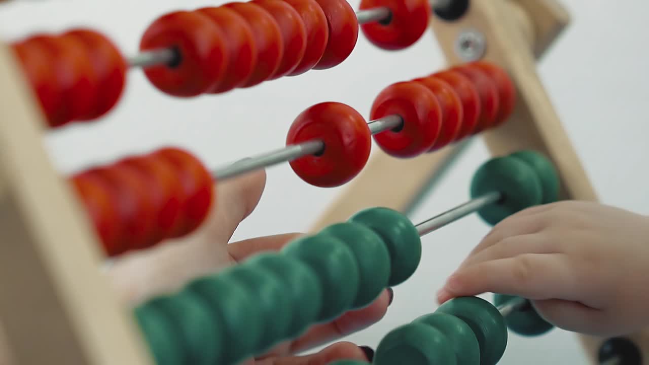 niño juega con un juguete multicolor 9 mamá ayuda