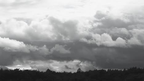 Lapso-De-Tiempo-En-Blanco-Y-Negro-De-Nubes-Moviéndose-En-El-Cielo