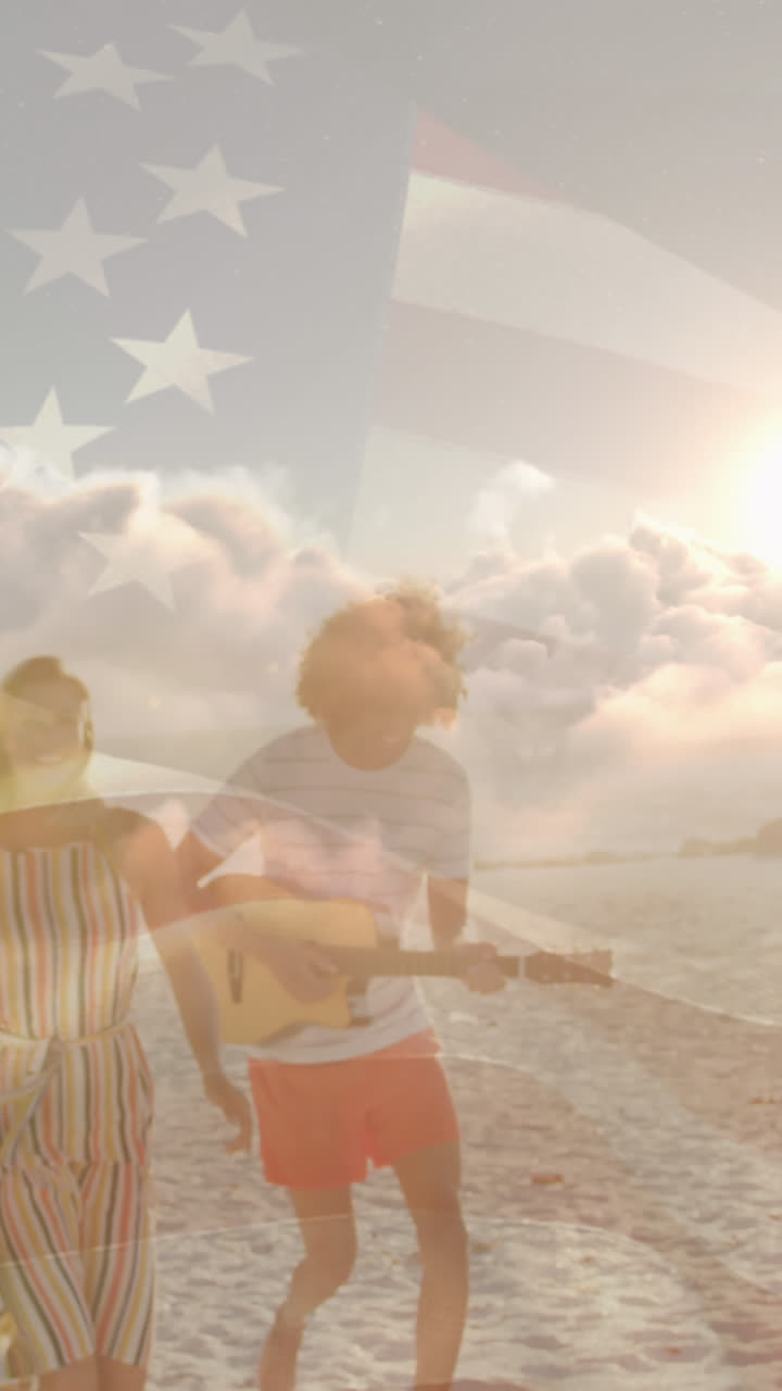 Animação da bandeira dos Estados Unidos da América sobre amigos diversos e felizes na praia
