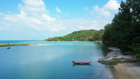 Barcos-De-Pesca-En-La-Hermosa-Playa-De-Arena